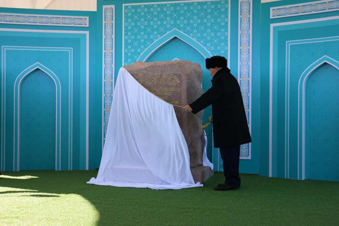Назарбаев заложил камень самой большой в Казахстане Главной мечети Астаны (фото)