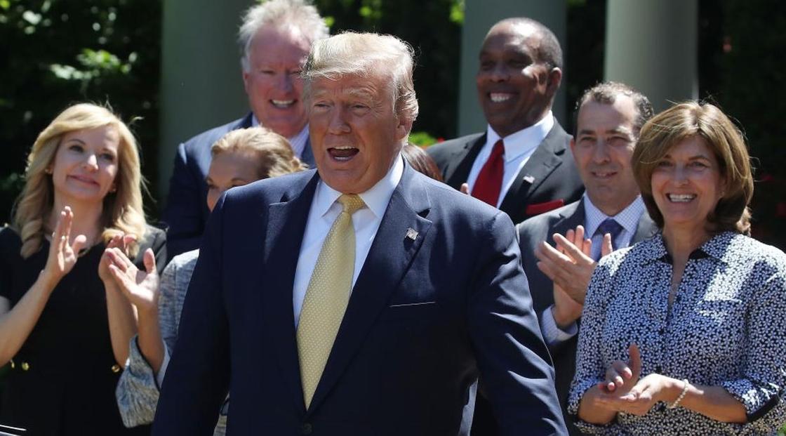 Сотрудники Белого дома спели Трампу Happy Birthday to You (видео) Сотрудники Белого дома спели Трампу Happy Birthday to You (видео)