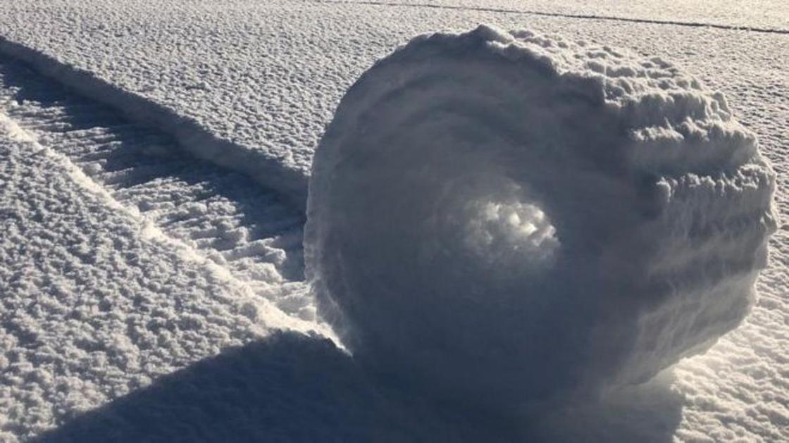 На полях в Англии появились загадочные снежные рулоны (фото, видео)
