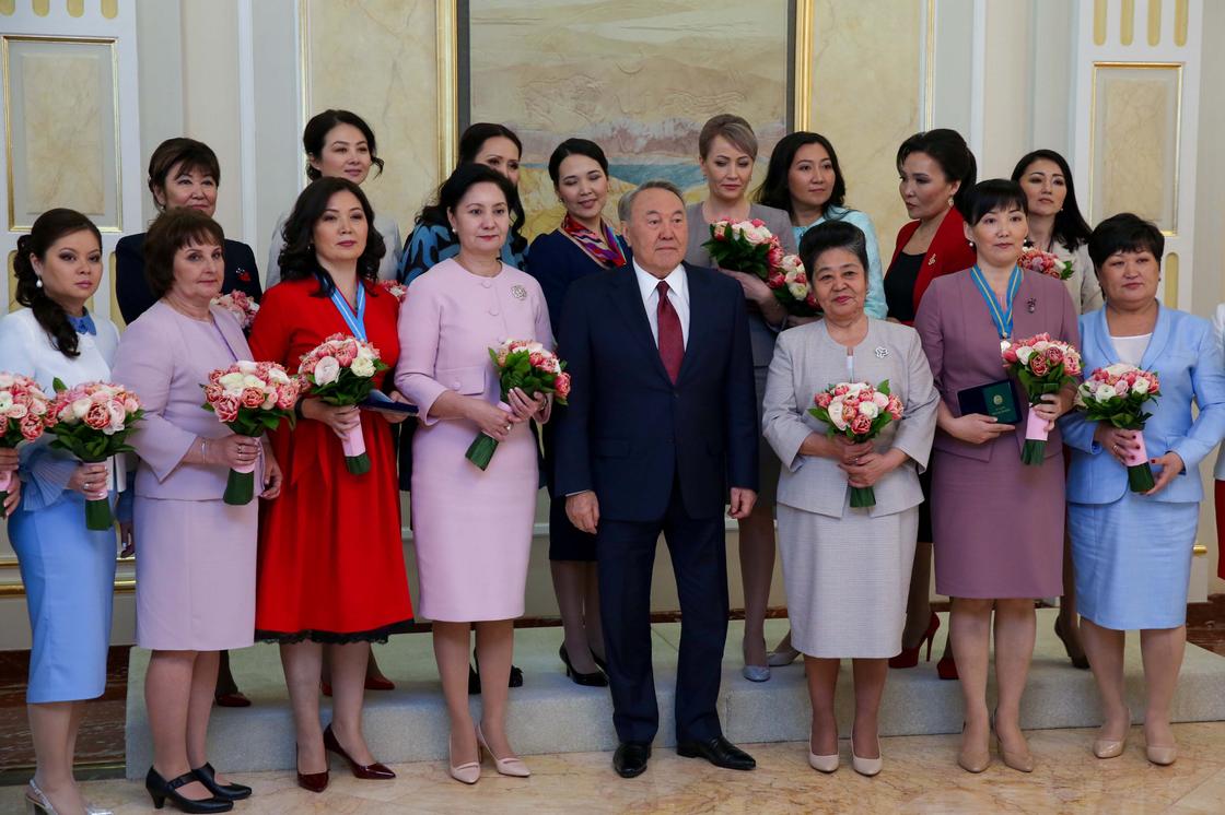 Назарбаев: Бог понял, что способен на большее - и создал женщину (фото)