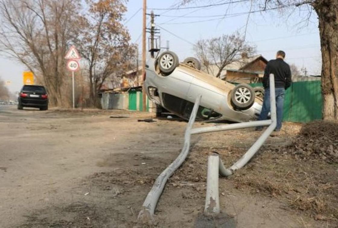 Авто перевернулось: девушка с ребенком попали в ДТП под Алматы (фото)