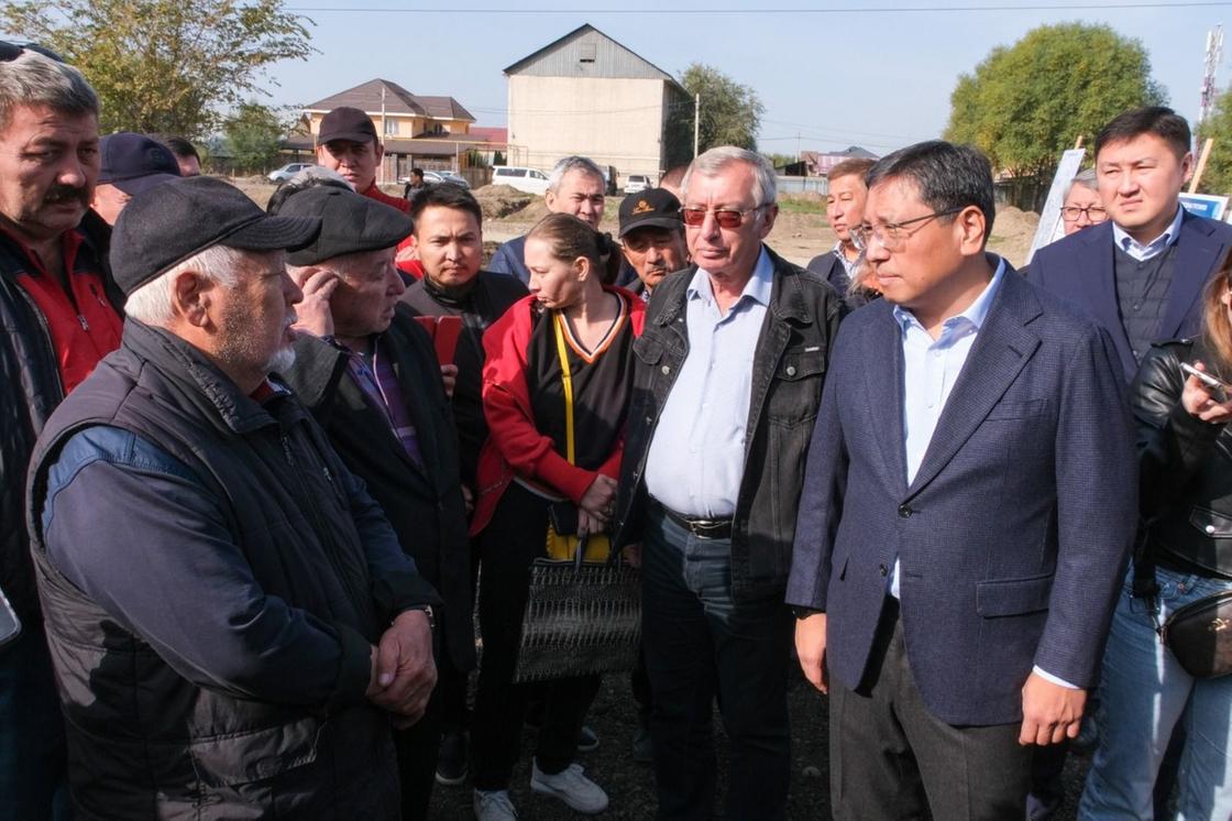 Ерболат Досаев на встрече с жителями Карасу