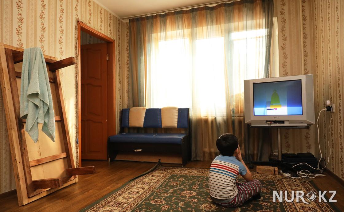 Семья с 7 детьми выживает на небольшие деньги в квартире с запахом газа в Алматы