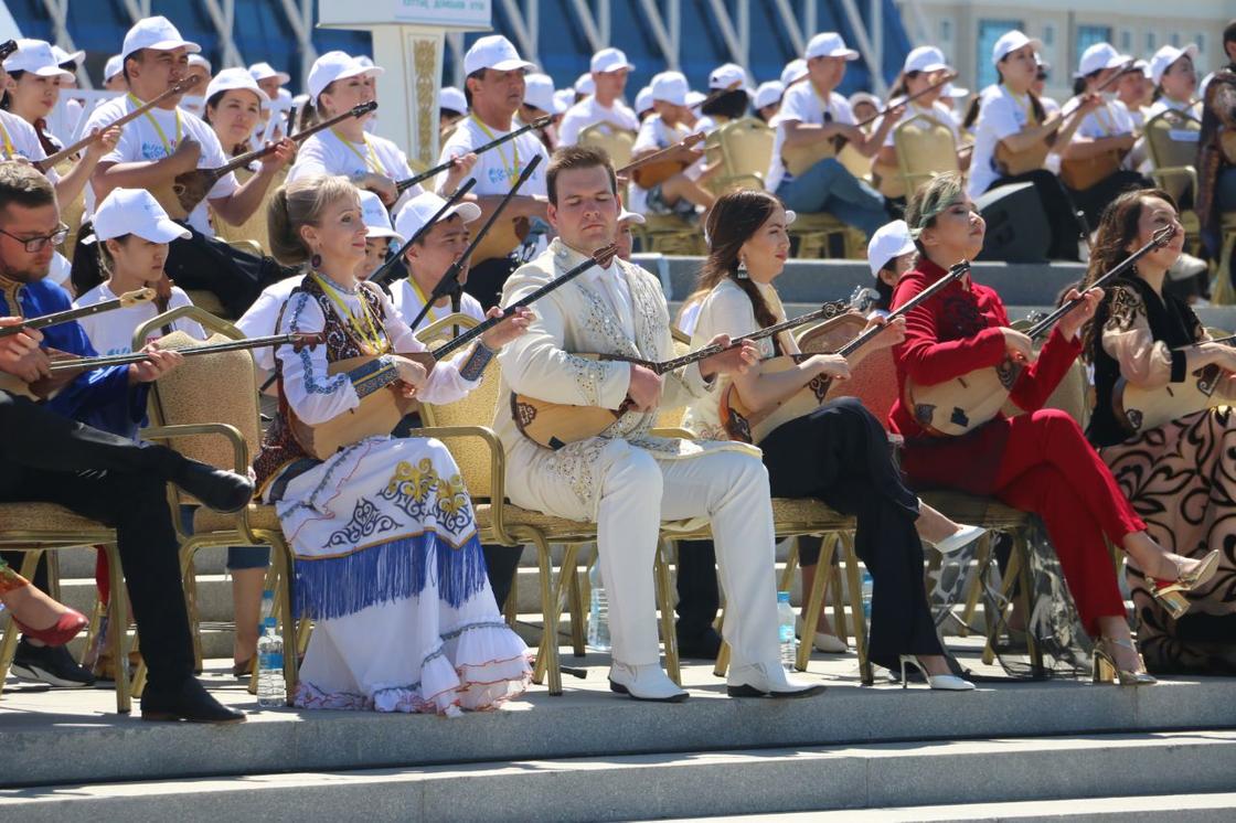 Токаев поздравил казахстанцев с Днем домбры (фото)