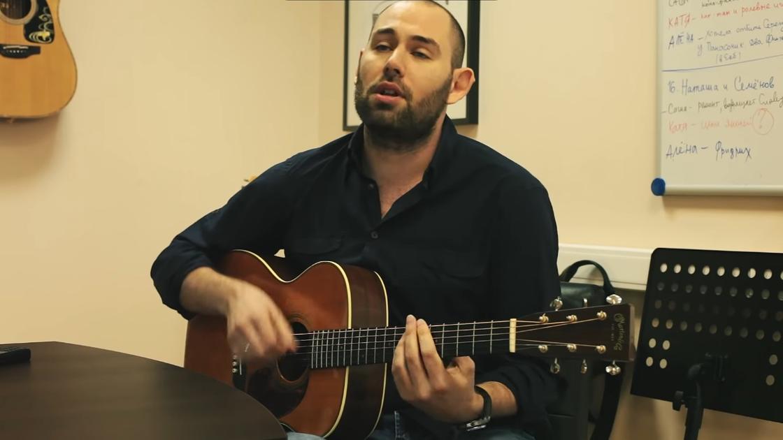 Семен Слепаков поет песню под гитару