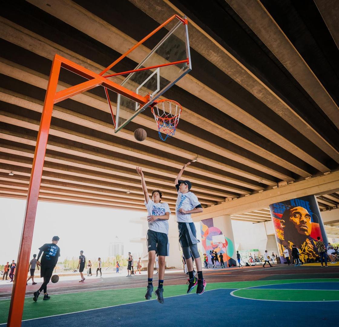 Подростки играют в баскетбол на площадке