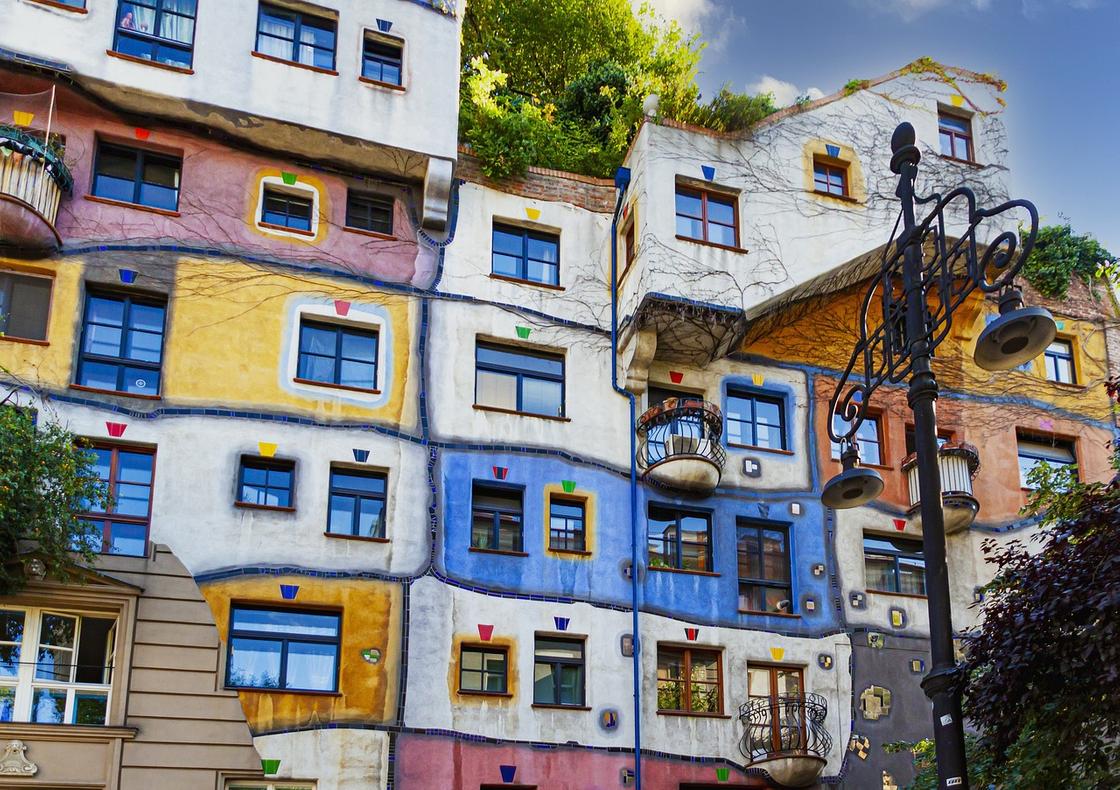 Разноцветный дом Хундертвассера в Вене
