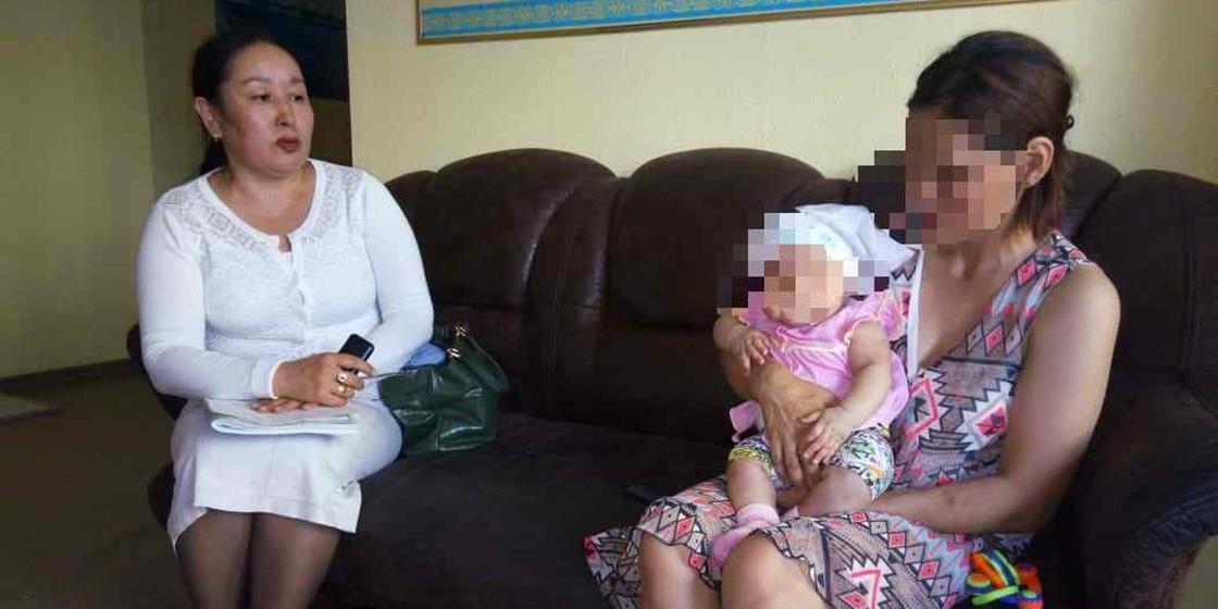 "Упрекнул, что родилась дочь": Житель Атырау выгнал жену с пятью детьми из дома