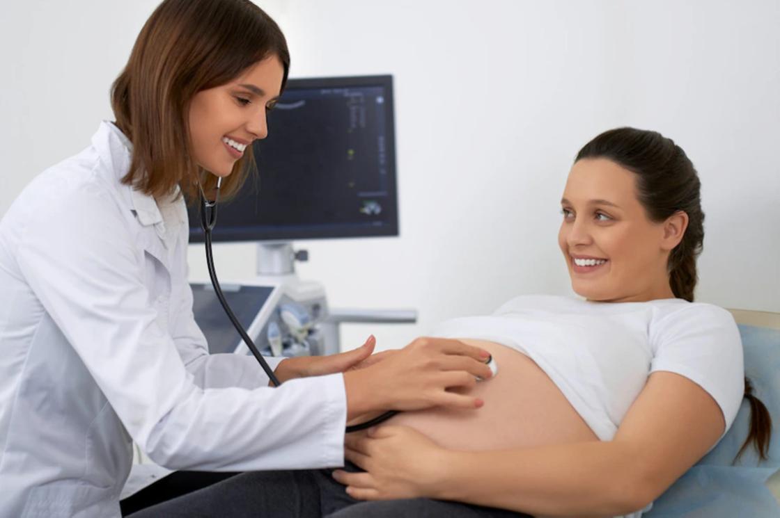 Беременная на приеме у доктора