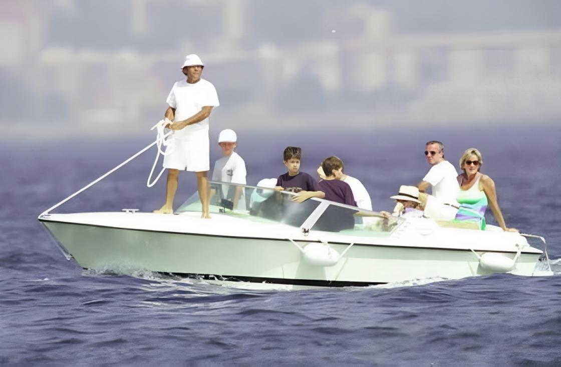Диана с Доди Аль-Файедом и сыном Гарри на лодке