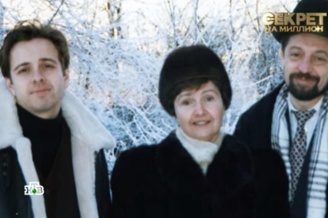 Андрей Губин с родителями. Скриншот: YouTube-канал "Секрет на миллион"