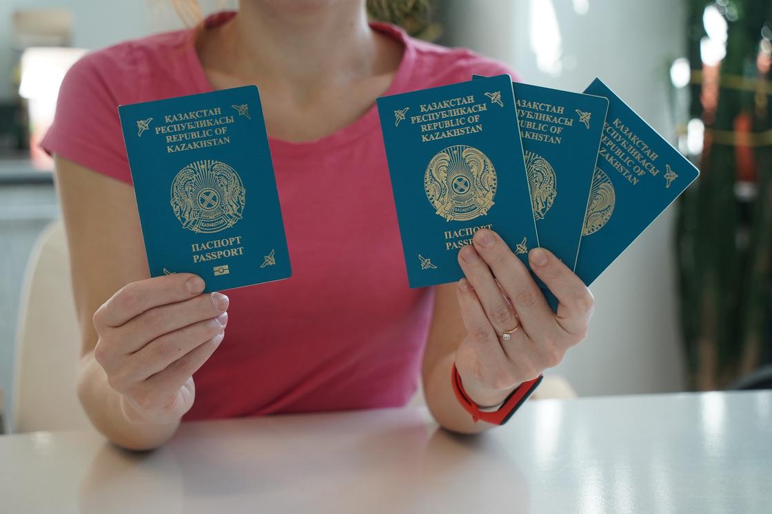 Женщина держит в руках паспорта
