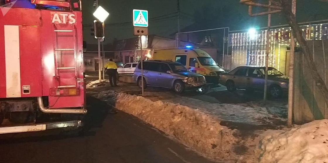 Полицейскую машину протаранили в новогоднюю ночь в Алматы (фото)