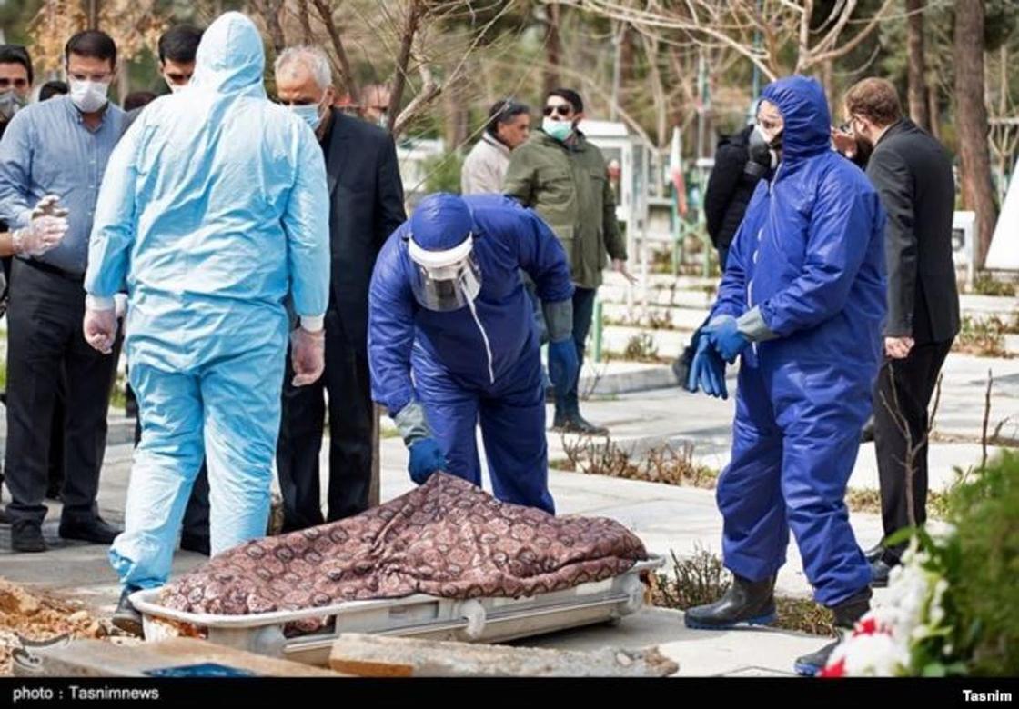 Иранда коронавирустан қайтыс болған адамды жерлеу рәсімі. Фото: Tasnimnews