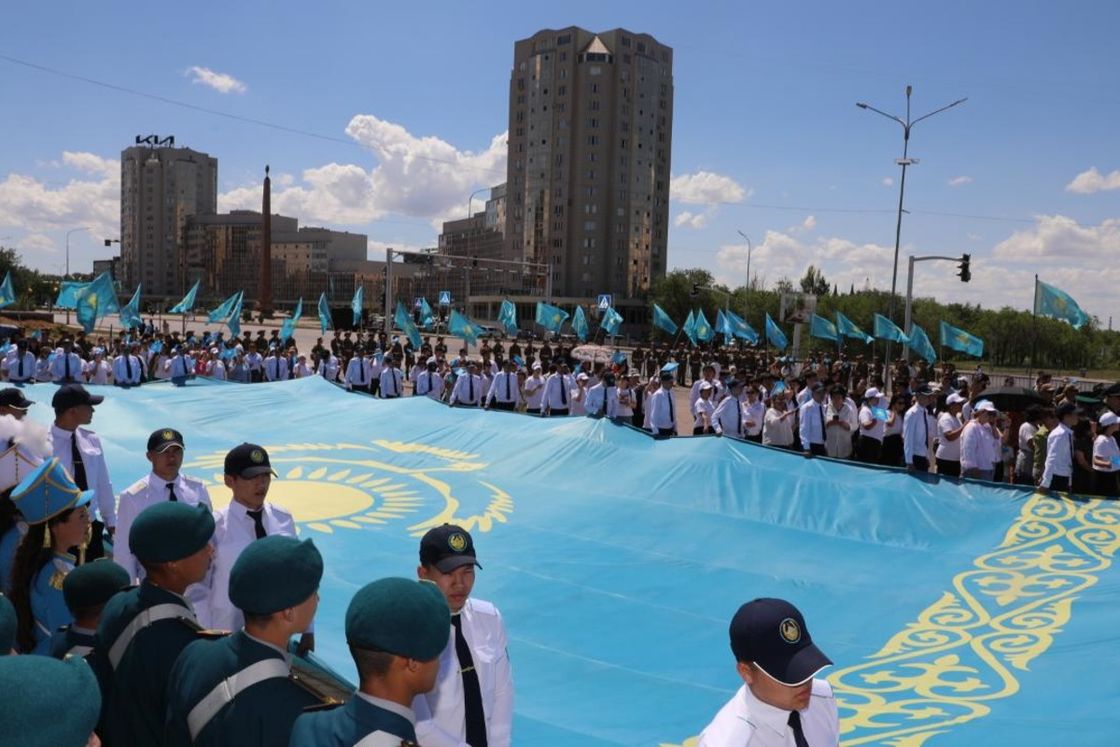 Флаг Казахстана на площади
