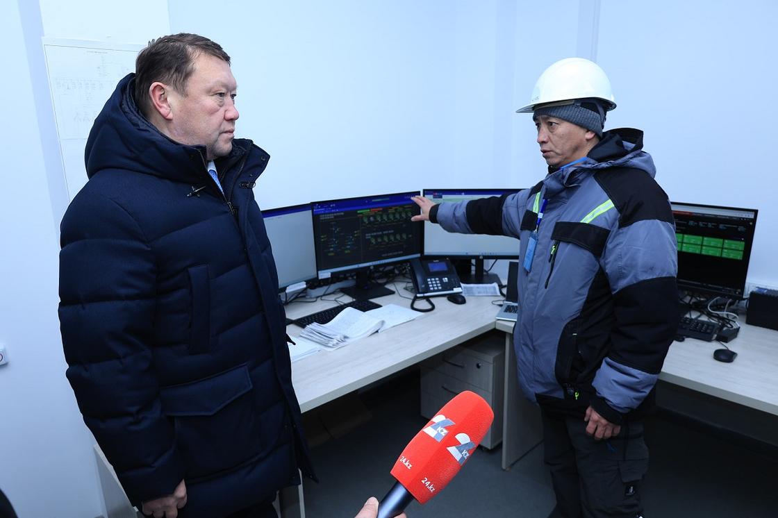 Кумар Аксакалов с работником электростанции