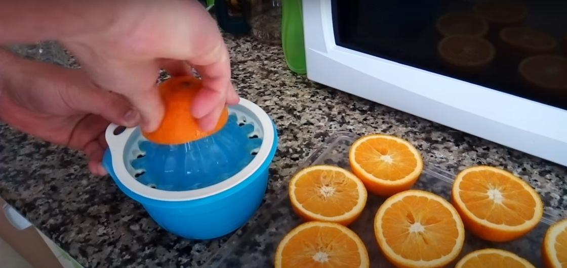 Выдавливают сок из апельсинов