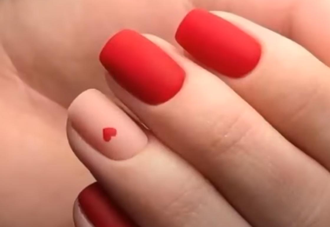 Красивый красный матовый маникюр с крохотным сердечком на коротких ногтях