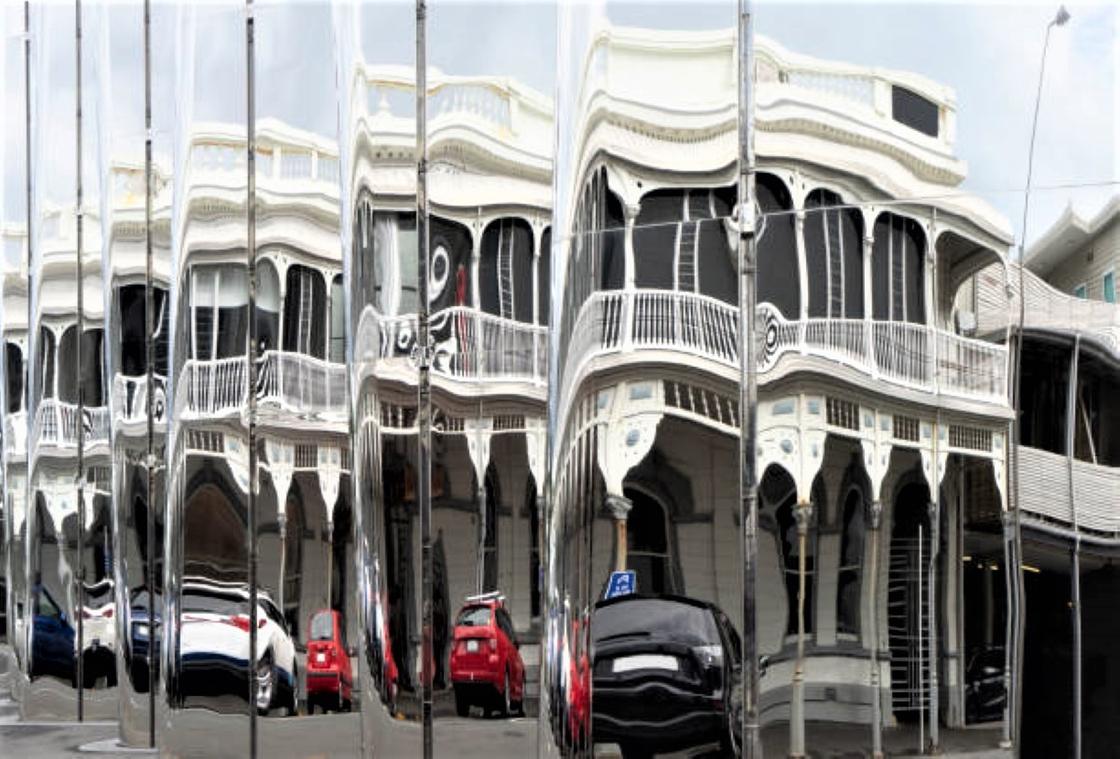 Отображение здания и машин в кривых зеркалах