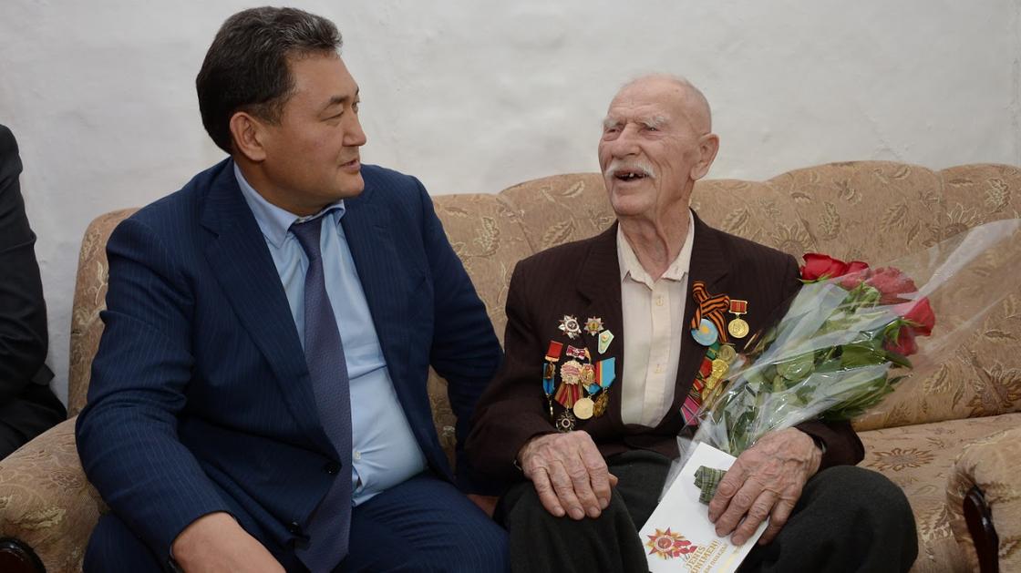 Булат Бакауов лично всех ветеранов Павлодарской области