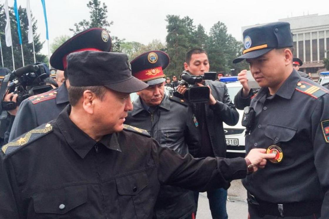 Через сколько приехала полиция в крокус сити. Милиция Бишкек новая форма. Форма полиции Кыргызстана. Форма Киргизской милиции. Форменное обмундирование Кыргызской милиции.