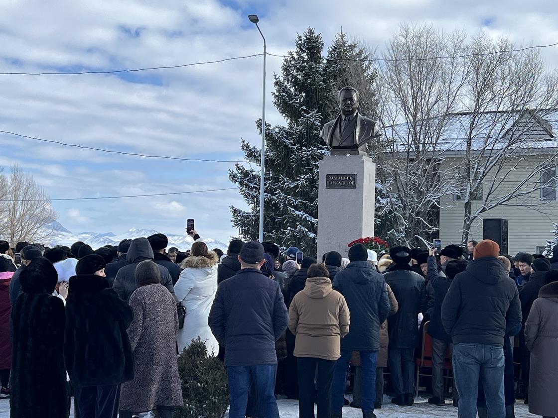 Заманбек Нұрқаділовке арналған ескерткіш-бюсттің ашылу салтанатында