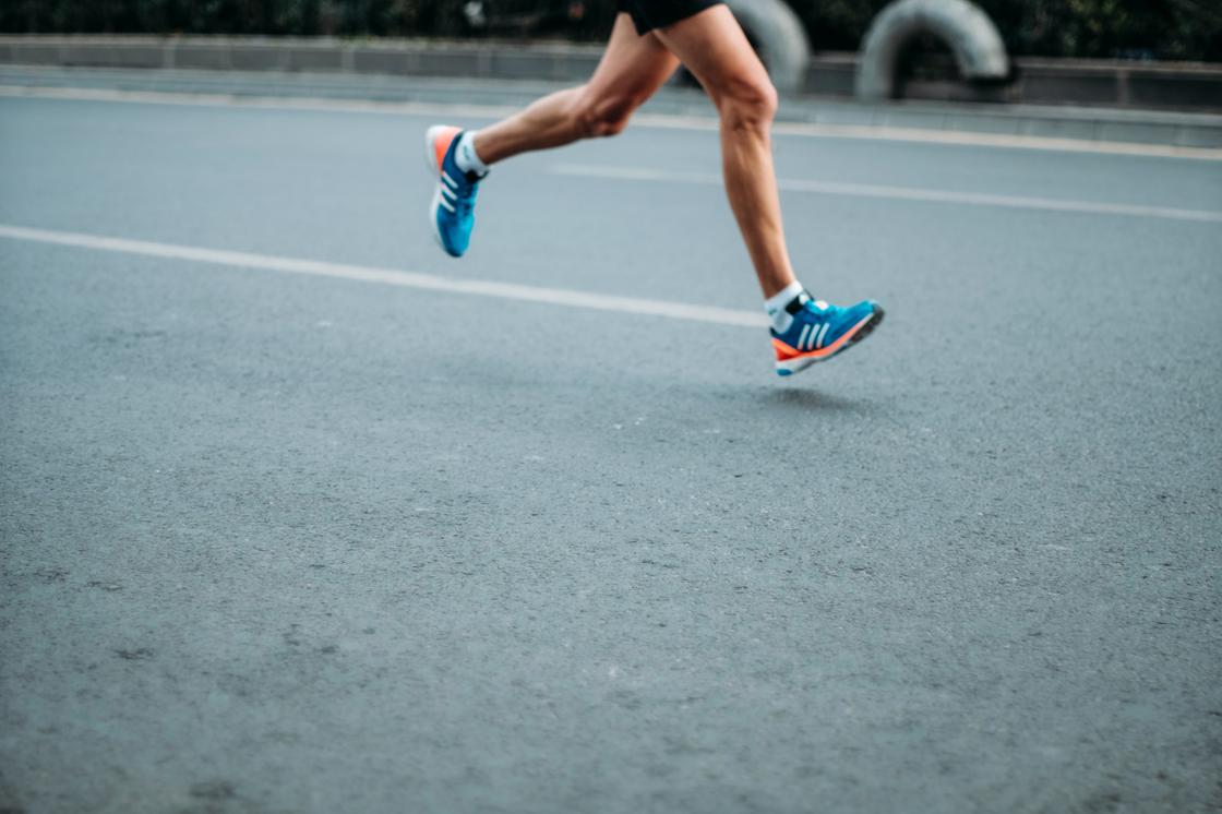 Спортсмен бежит марафон