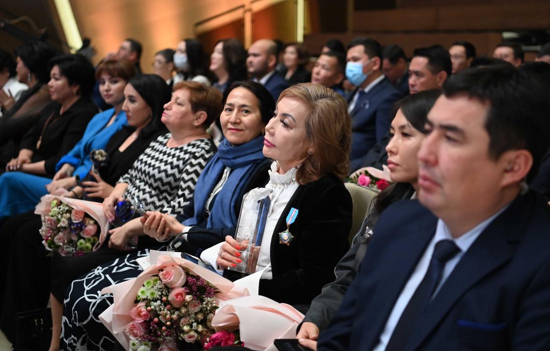 Церемония награждения лауреатов премий "Алтын сапа" и "Парыз"