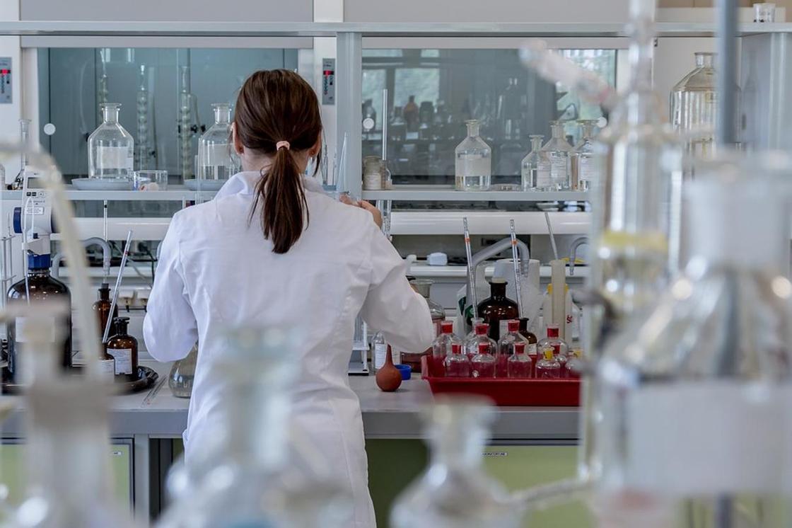 Скандал в детской больнице Шымкента - просроченные вещества в лабораторию принесли извне