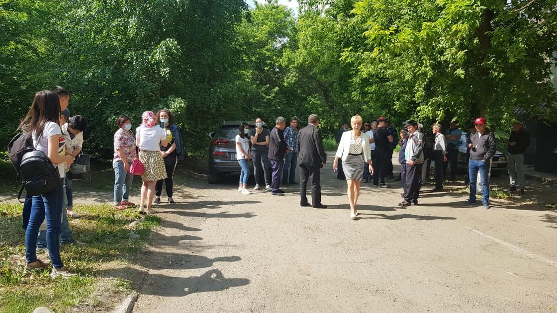 Сотрудники "скорой" возмутились размером доплат в Усть-Каменогорске (фото)