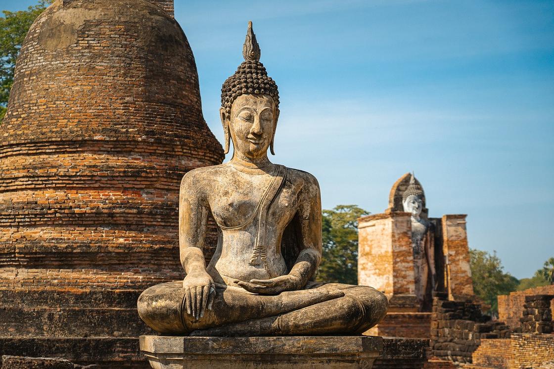 Древняя статуя Будды