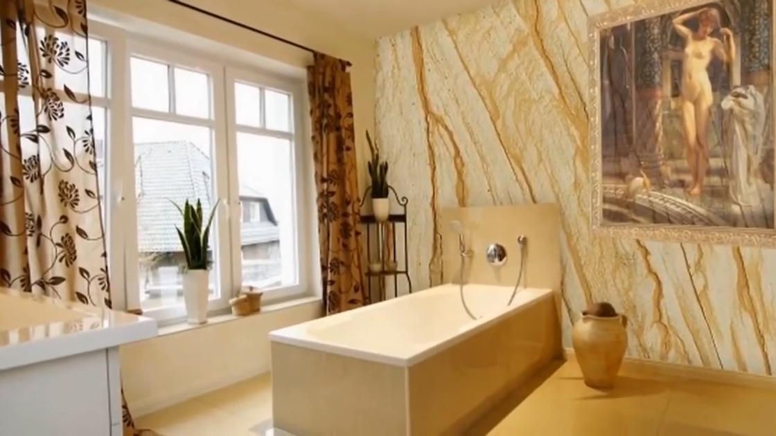 Ванная комната со стенами, отделанными гибким камнем