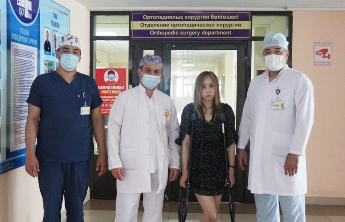 Мадина с врачами больницы