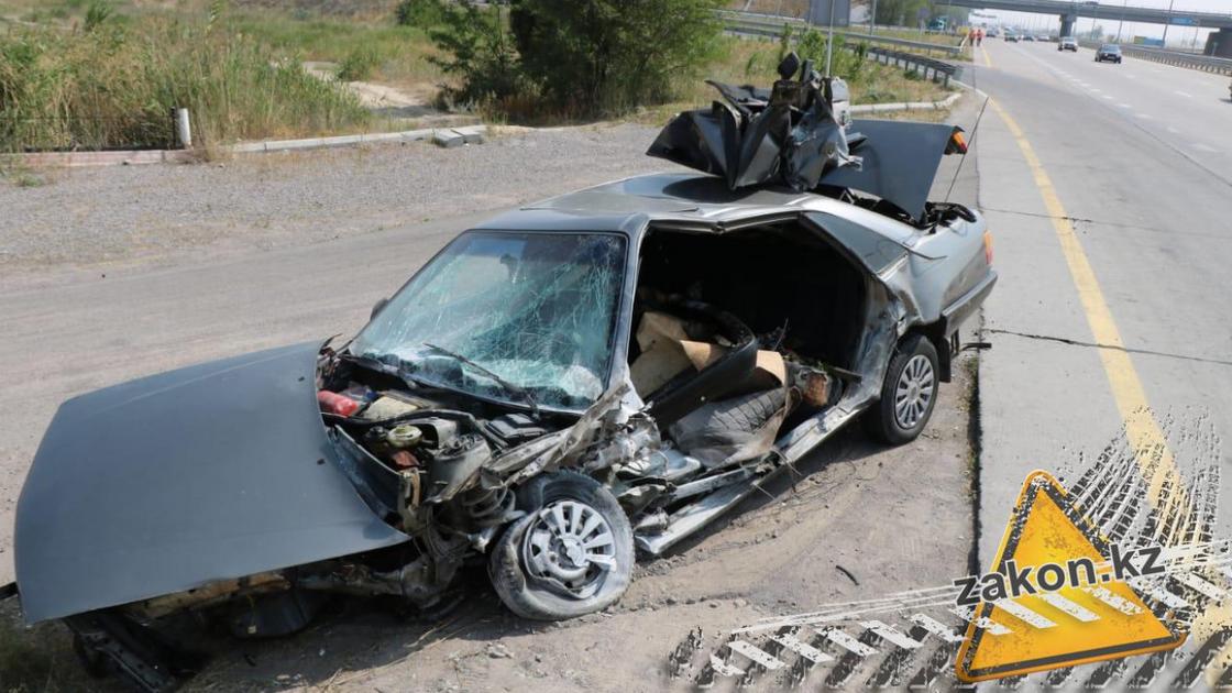 Влетел в отбойник: водитель и пассажир погибли на трассе Алматы - Усть-Каменогорск (фото)