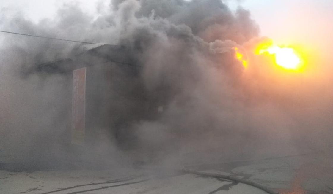 Пожар произошел на рынке в Алматы (фото)