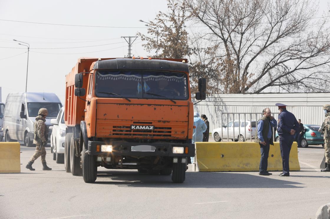 Группа неизвестных напала на транспортников и угнала грузовик с зерном в Акмолинской области