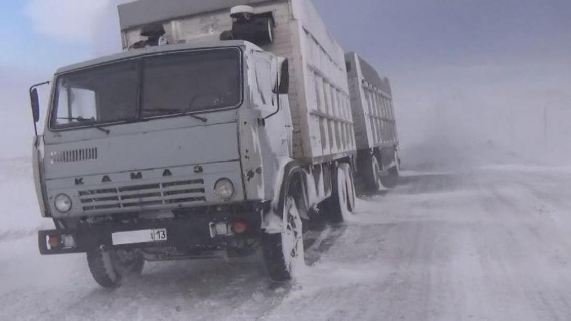 Грузовик с прицепом из-за метели застрял на трассе в Туркестанской области