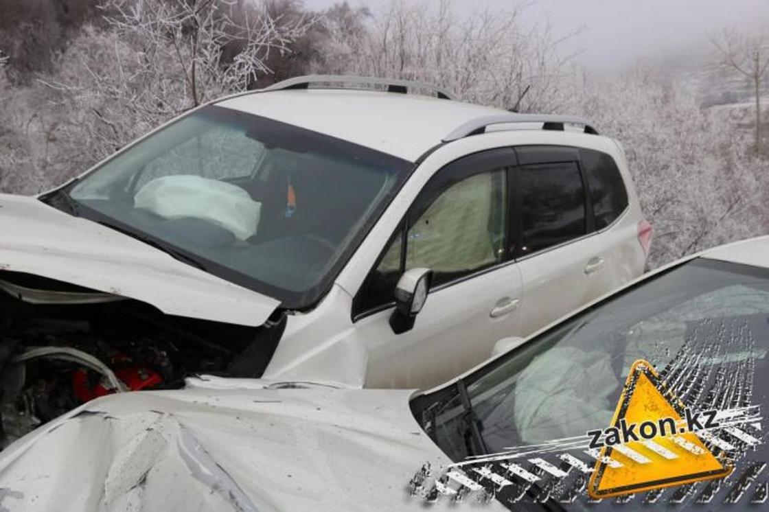 Машины в хлам, чудом никто не пострадал: ДТП произошло а горах Алматы (фото)