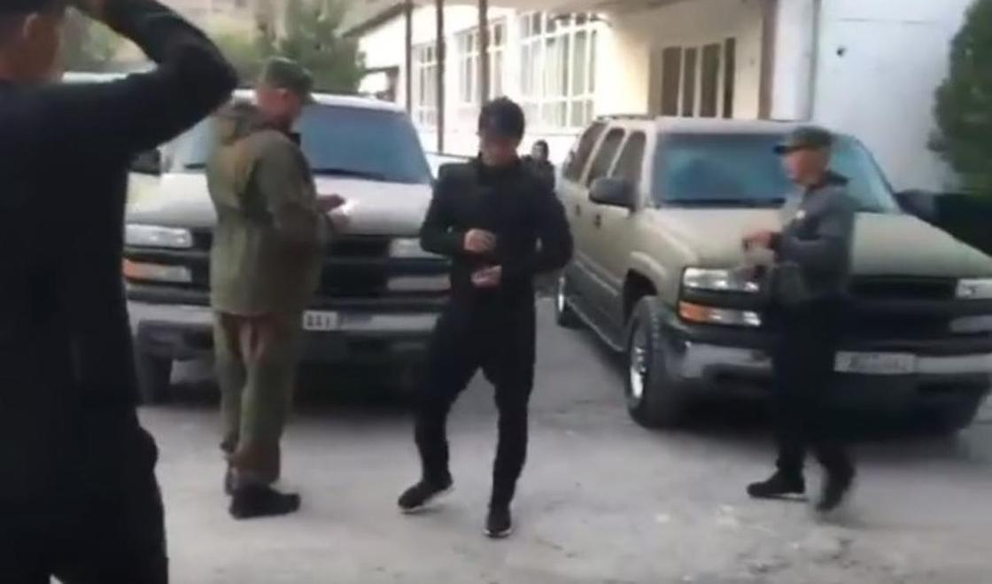 СМИ: Бывший телохранитель Атамбаева подарил полицейским два внедорожника