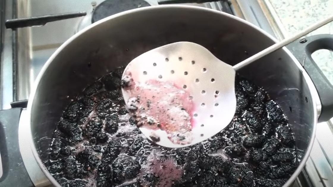Шумовкой снимают пену с ягод Шумовкой снимают пену с ягод