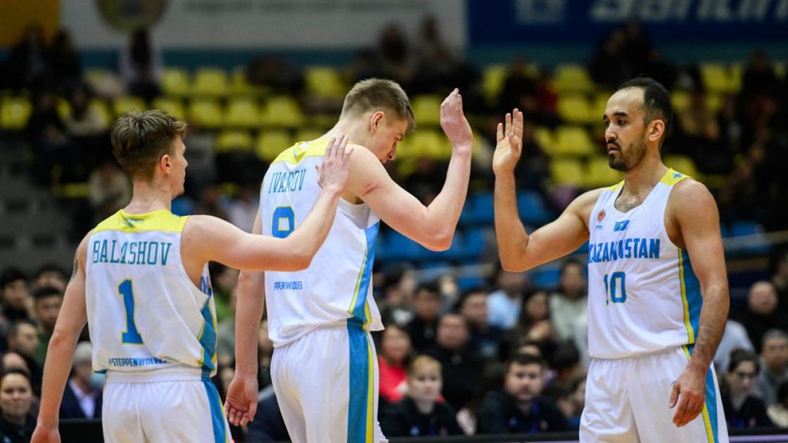 Сборная Казахстана по баскетболу празднует победу в матче против Индии