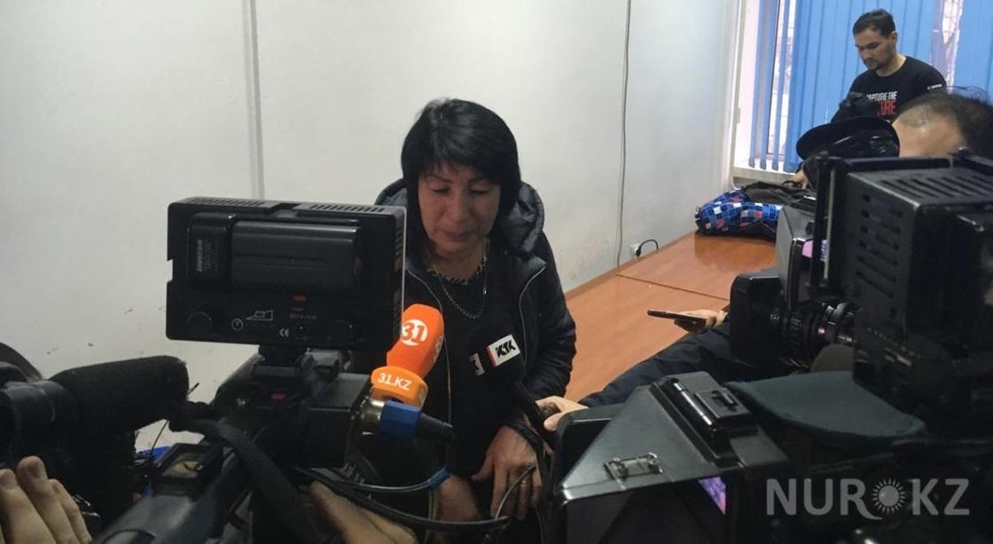 "Она не преступница": мать Жанар Толыбаевой расплакалась в зале суда