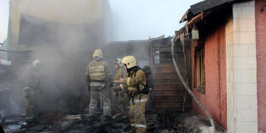 Ребенка из горящего дома спасли пожарные в Караганде