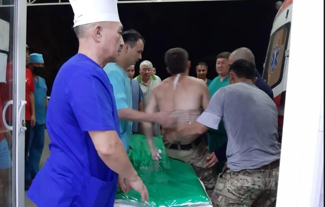 45 человек пострадали при попытке захвата Атамбаева: минздрав рассказал подробности (фото)