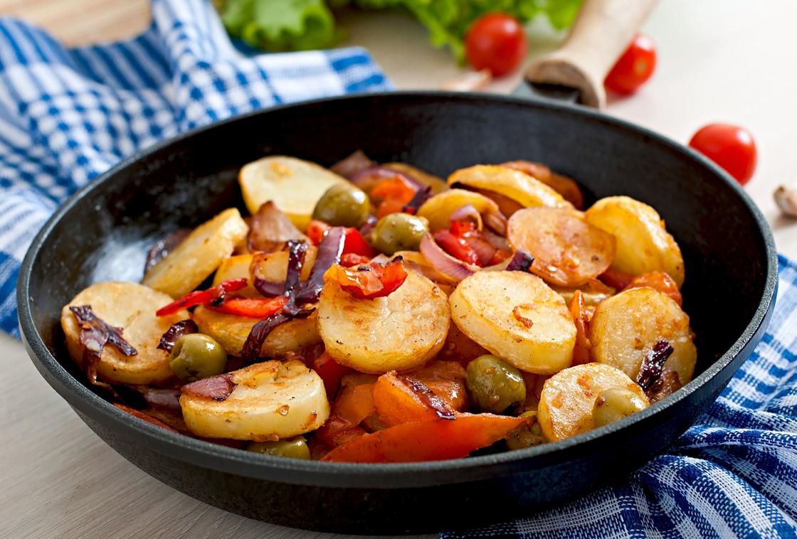 Картофель с луком и овощами в сковороде