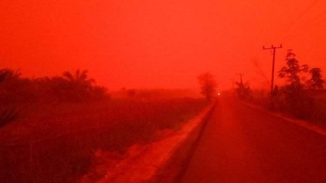 Пожары окрасили небо Индонезии в кроваво-красный цвет