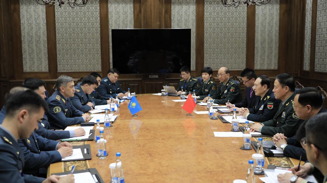 Министр обороны Казахстана провел встречу со своим Китайским коллегой