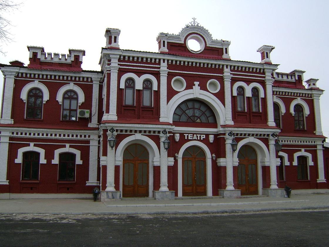 Здание с красным фасадом и белым декором