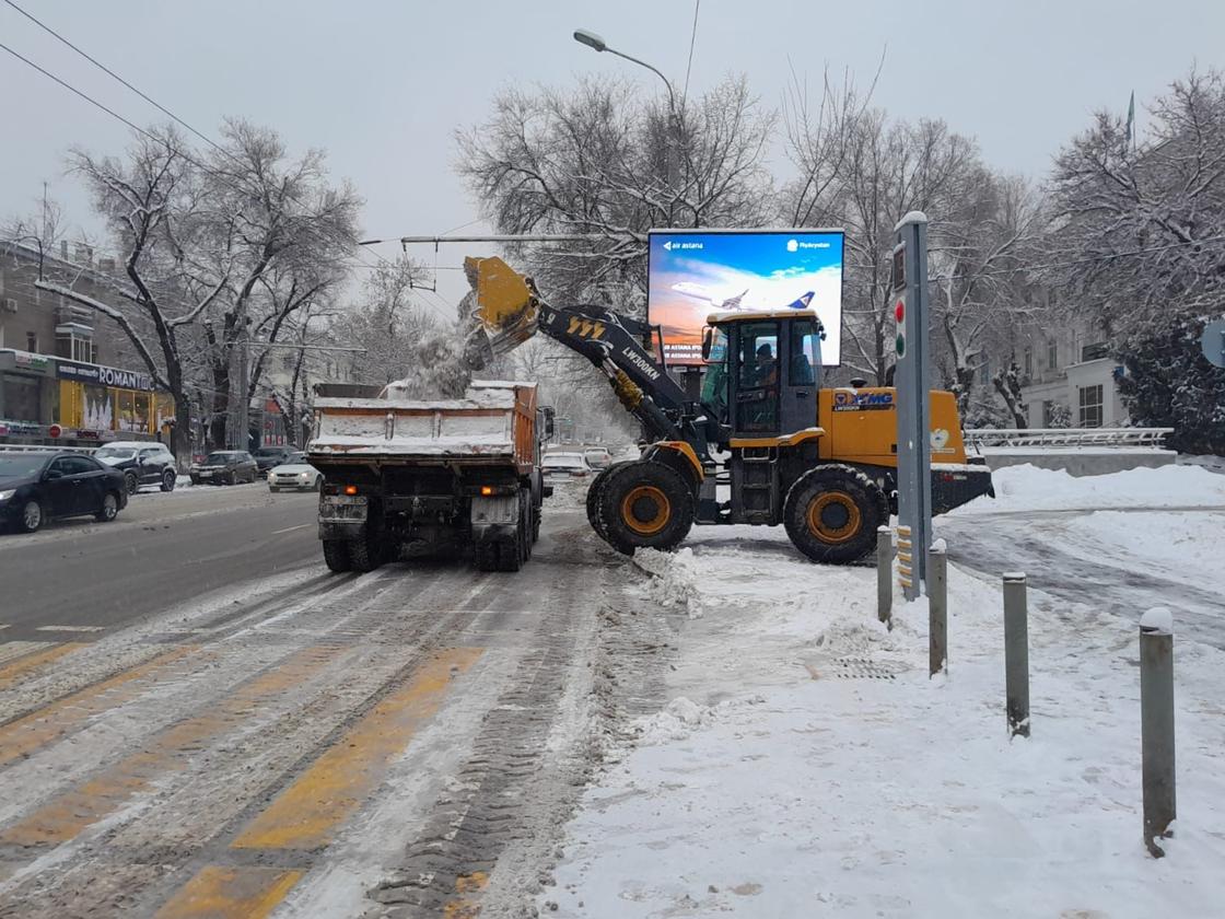 Снег убирают на улицах Алматы