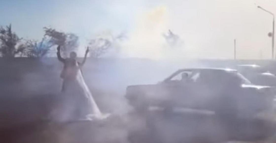 Свадебный дрифт вокруг молодоженов устроили в Жанаозене (видео)